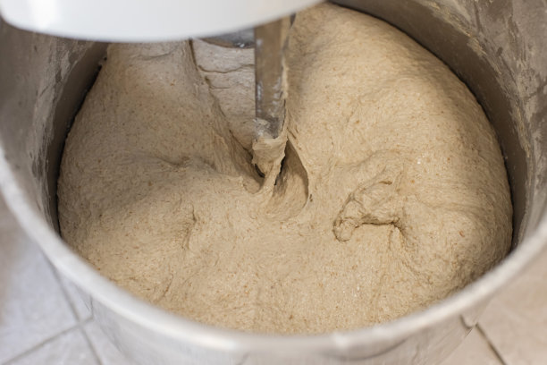 揉面团。发酵生产。图片下载