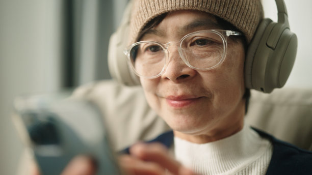 成熟的女人喜欢听音乐。图片下载