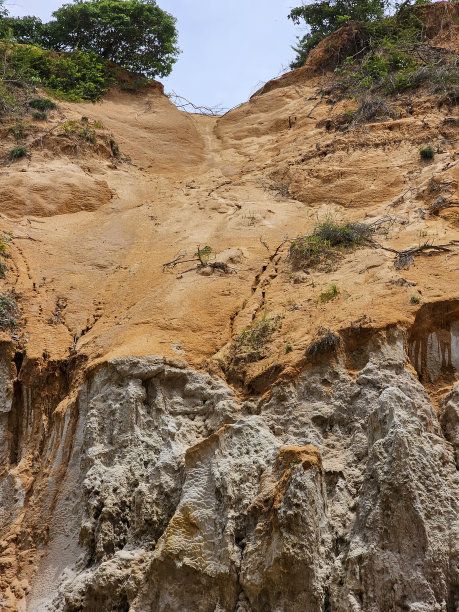 红色的沙子与石灰石混合在粉红色的溪流，平顺省的抽象照片图片下载