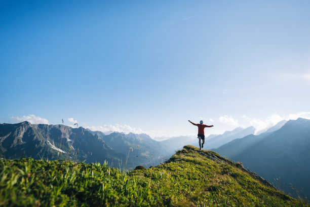 山顶上的越野跑者图片下载