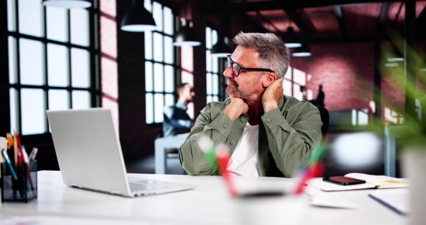 颈部疼痛和压力。电脑前的不良姿势图片下载