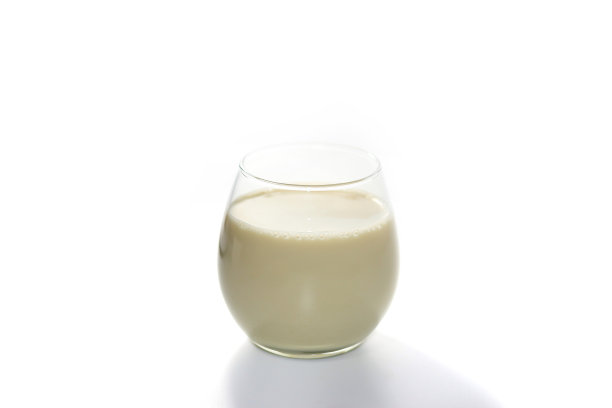 牛奶是豆浆放在白色的背景与孤立的概念。图片下载