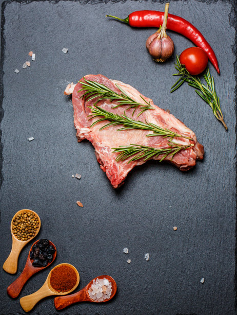 新鲜的肉，很多不同的香料和蔬菜烧烤图片下载