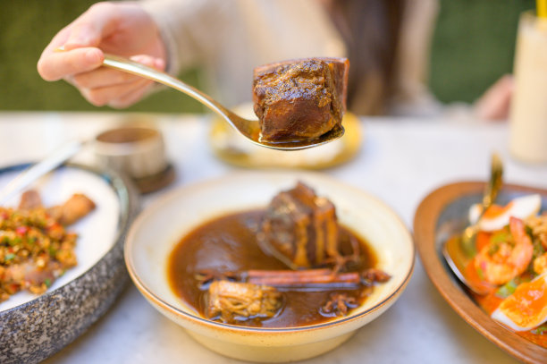 泰国南部美食Mhoo-hong(红烧五花肉)是泰国南部普吉岛著名的文化菜单图片下载