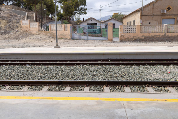 这张照片拍摄于西班牙阿利坎特的Villajoyosa镇，在一个阳光明媚的夏日里，展示了这些老虎的足迹图片下载