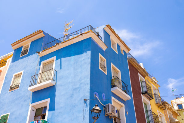 西班牙美丽的Villajoyosa小镇的照片，在夏天的时候，西班牙村庄的一条小街道两旁都是五颜六色的房子图片下载