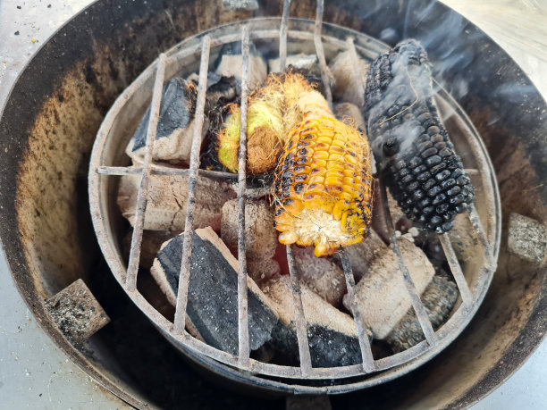 烤有机甜玉米图片下载