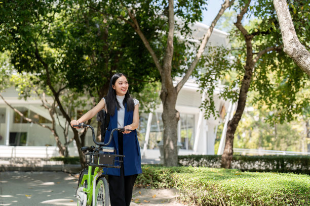在现代城市环境中推动环保交通和节能的女商人图片下载