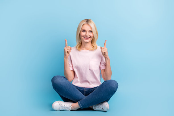 满意的高级女性白色t恤运动鞋的全尺寸照片，表明在蓝色背景上孤立的空白空间图片下载