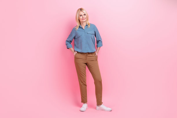 自信的企业主，专家，退休妇女，手口袋，时尚的服装，办公室职员孤立的粉红色背景的全身照片图片下载