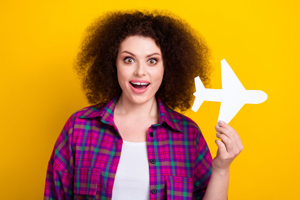 照片中兴奋时髦的女士穿着格子夹克上升白色纸平面孤立的黄色背景图片下载