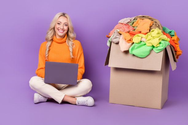 正面的人坐在地板上的全长照片使用上网本大纸箱材料隔离在紫色背景上图片下载