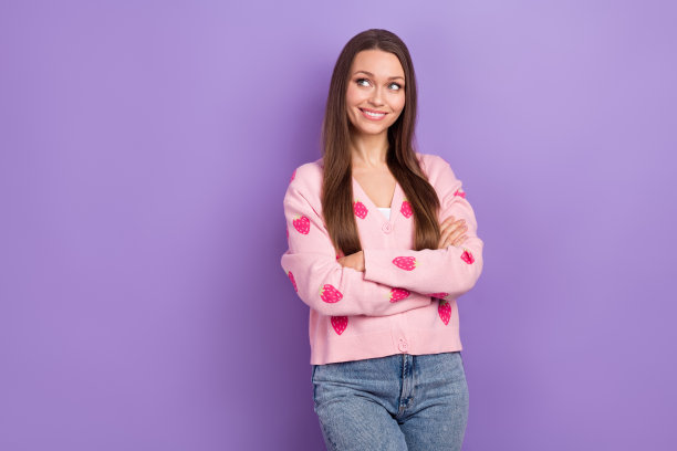 照片自信的年轻迷人的女孩交叉双手粉红色开襟羊毛衫浆果装饰看起来空白的空间好消息孤立在紫色的背景图片下载