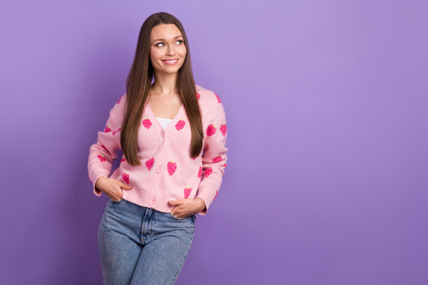 照片的梦幻可爱的女士穿着草莓印花开衫看起来空的空间孤立的紫色背景图片下载