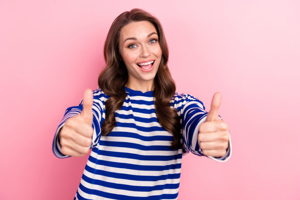 年轻模特的照片客户支持女孩拇指同意客户为用户提供最好的服务孤立的粉红色背景图片下载
