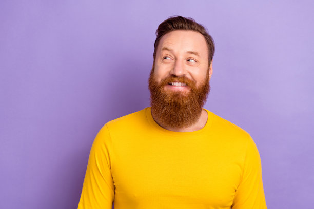 照片肖像的年轻感兴趣的男子企业主寻找新的广告制造商公司空的空间提供孤立的紫罗兰色背景图片下载