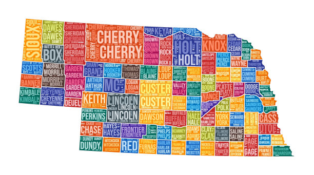 内布拉斯加州的形状。州字云以县划分。内布拉斯加州彩色插图。县名云。矢量插图。图片下载