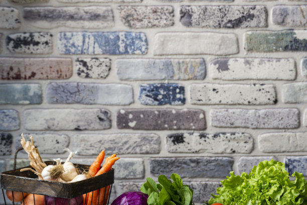 美丽的背景工作室照片的新鲜蔬菜，前面有纹理的彩色砖墙图片下载