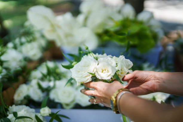 婚礼上花环上的花瓶里的玫瑰特写。图片下载
