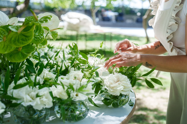 婚礼上花环上的花瓶里的玫瑰特写。图片下载
