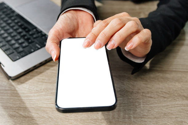 为你的广告，女性的手压在空白的屏幕上的特写。非常适合展示您的品牌或促销内容。图片下载