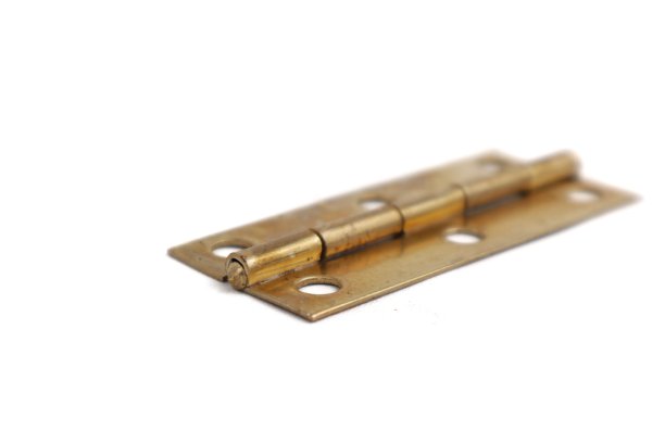 金色的窗户铰链与白色隔绝图片下载