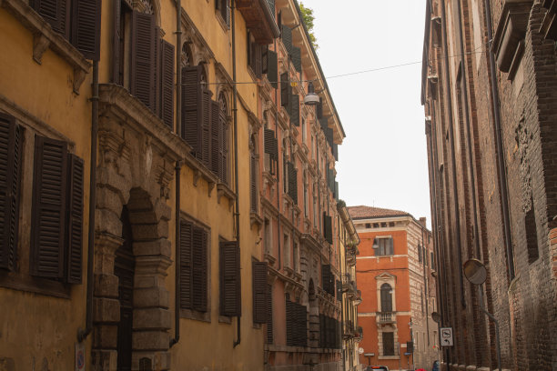 意大利威尼托地区维罗纳市古街道上以明亮的蓝天为背景的建筑水平平面图照片。夏天，维罗纳美丽的街道图片下载