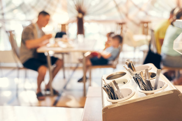 不知名的父亲和儿子在一家餐馆吃午饭，庆祝父亲节。在一个明亮的房间里，在一扇窗户的背景下，有空间进行复印图片下载