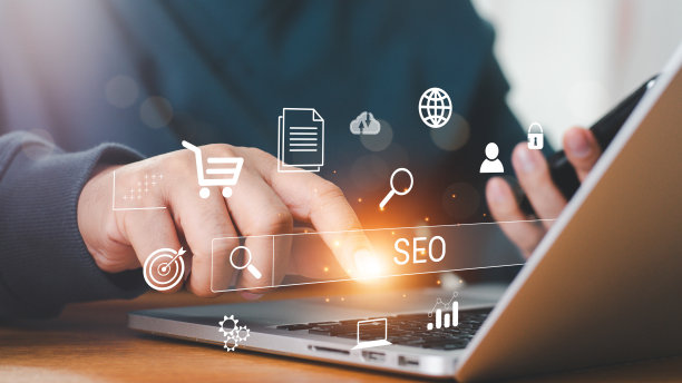商人用电脑分析SEO搜索引擎优化营销排名流量网站互联网商业技术概念。图片下载