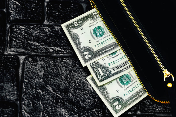 钱包，钱包里装着钱。钞票一美元，两美元。手提包、离合器图片下载