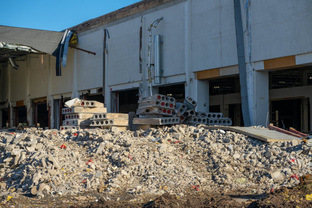 旧的大仓库正在拆除。图片下载