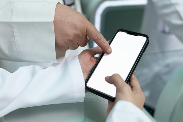 医生正在指着智能手机图片下载