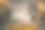 小女孩在家里用毛笔和水彩在帆布架上作画图片下载