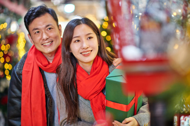 亚洲夫妇在市场选购圣诞及新年礼物图片下载