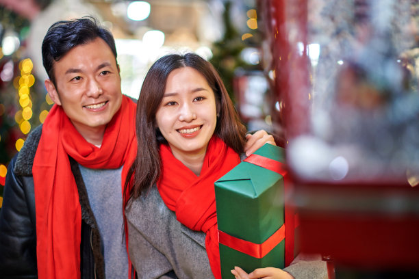 亚洲夫妇在市场选购圣诞及新年礼物图片下载