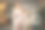 女孩用毛笔在帆布画架上画画，其他女孩用写字板图片下载