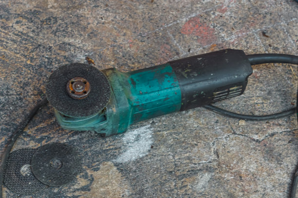 放在水泥地上的手磨机图片下载