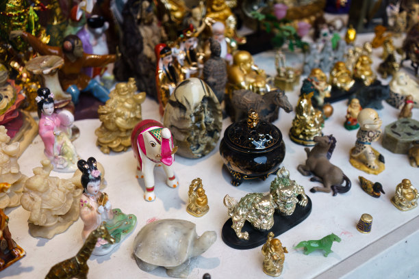 斯德哥尔摩一家商店里展出的彩色小雕像(近距离)图片下载