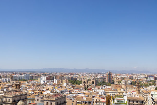 夏季，西班牙瓦伦西亚市中心的无人机航拍照片，在阳光明媚的日子里，从空中俯瞰市中心的历史悠久的老建筑图片下载