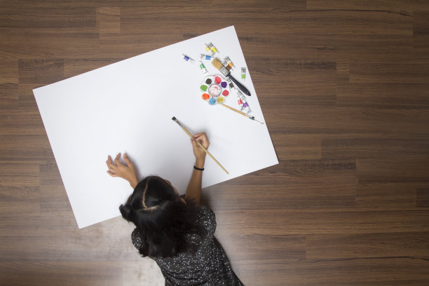 正上方的女孩在硬木地板上画画的照片图片下载