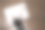 正上方的女孩在硬木地板上画画的照片图片下载