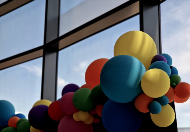 儿童节，贝沃家的生日庆祝活动是不完整的，没有许多充气的气球。孩子们喜欢把它们炸开。有通风效果的大厅窗户图片下载