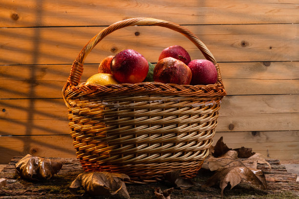 乡村篮子的新鲜水果与露珠在一个木制的背景-股票照片图片下载