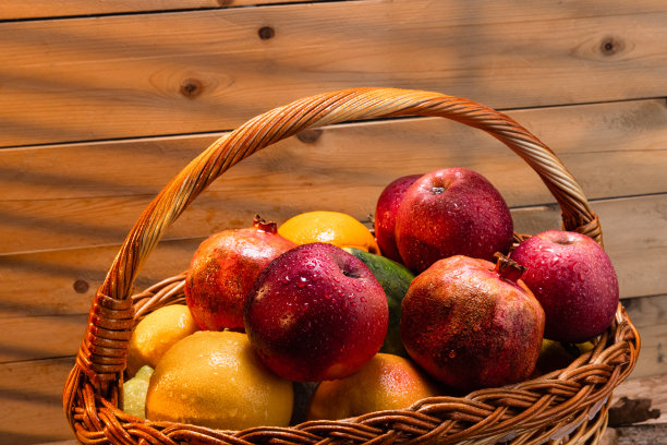 乡村篮子的新鲜水果与露珠在一个木制的背景-股票照片图片下载