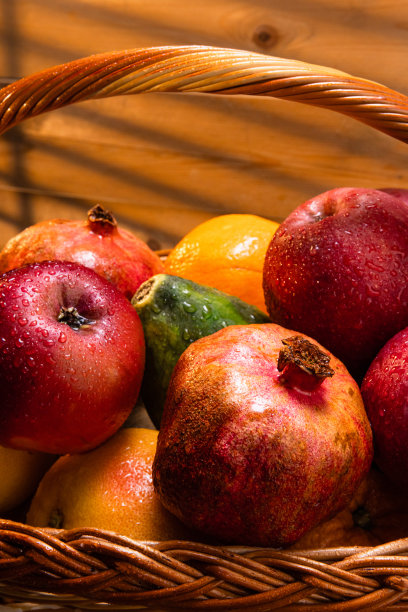 乡村篮子的新鲜水果与露珠在一个木制的背景-股票照片图片下载