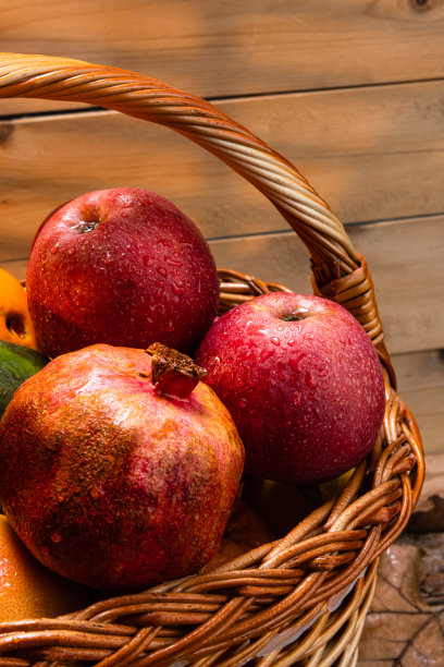 乡村篮子的新鲜水果与露珠在一个木制的背景-股票照片图片下载