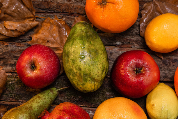 新鲜的秋天收获的水果在质朴的木制背景-股票照片图片下载