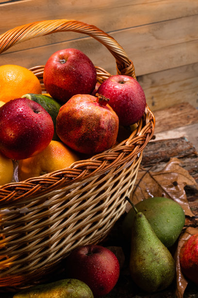 乡村篮子和新鲜水果-库存照片图片下载
