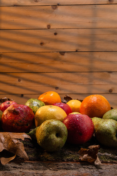 新鲜的秋天收获的水果在质朴的木制背景-股票照片图片下载