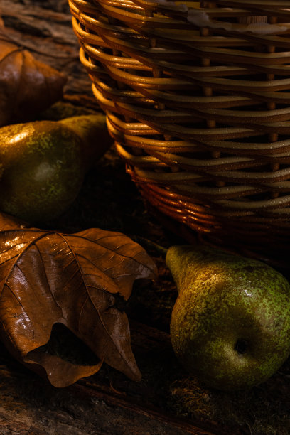 乡村篮子和新鲜水果-库存照片图片下载